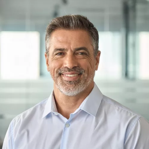 Porträt eines Mannes mittleren Alters mit Hemd